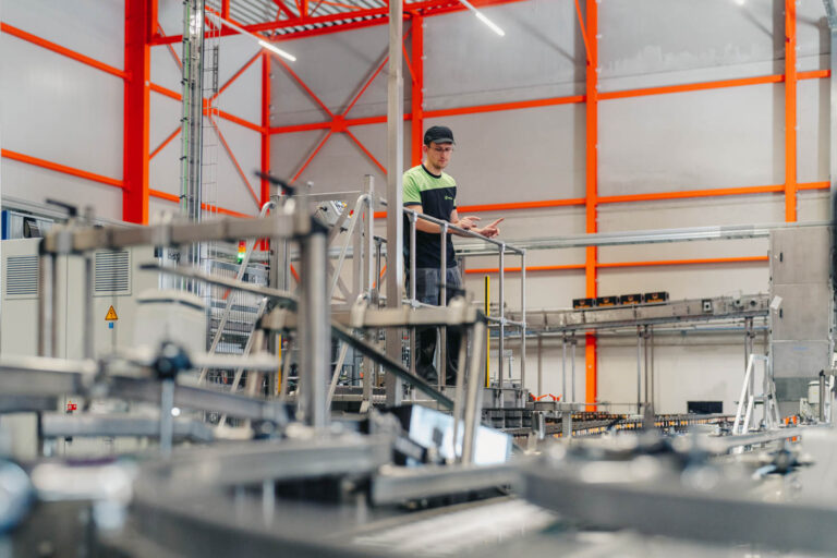 Meewerkend ploegbaas in productie